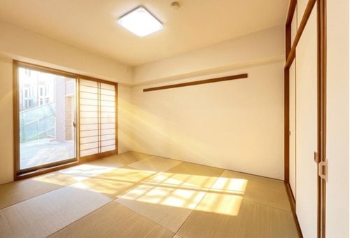 《和室》 ■休日には畳のうえでゴロゴロと、至福の一時。冬にはコタツにミカンでテレビ鑑賞。日本人にはあって嬉しいジャパニーズルームです。