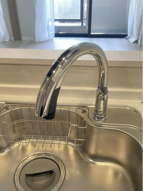 手をかざすと水が流れるセンサー付き水栓