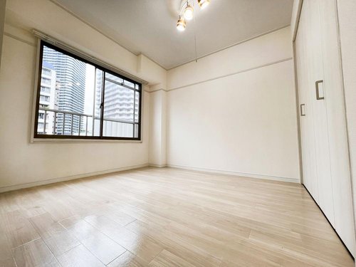 大きな窓からたっぷりと陽光が注がれる明るい空間。一日の疲れをいやしてくれる主寝室。時を忘れて過ごす場所として過ごせるお部屋。白基調の居室は落ち着きのある空間を演出します。