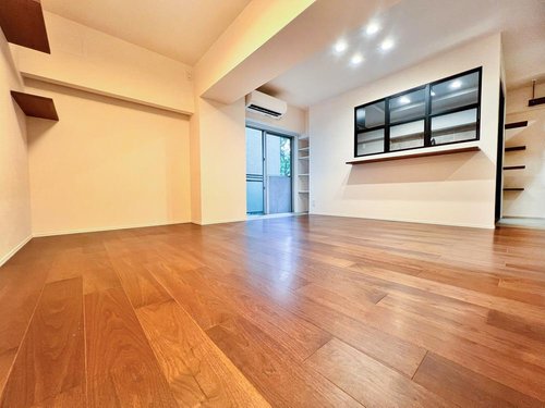 LDK一体型のリビングで暮らしの大半が1室で完結するつくりとなっています。家族でくつろぐ時間も、来客時もゆとりと落ち着きを感じながら毎日を過ごせます。