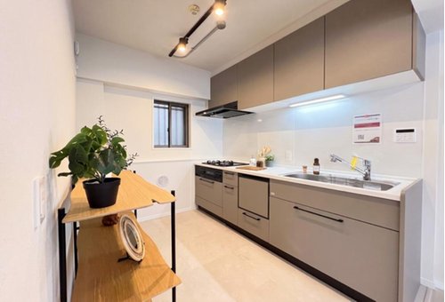 《システムキッチン》 ■会話を楽しみながら食事を味わう。一緒にいる時間が楽しい空間。カフェにいるような気分で毎日を過ごしたい。家族でいる時間を柔らかに包み込むインテリア。