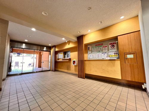高級ホテルのようにしつらえたロビーは、毎日帰宅するたびに心が満たされる特別な空間。洗練された照明、きめ細かい設計等こだわった作りがおもてなしの空間へと昇華させています。