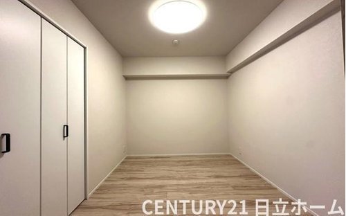 《洋室》 ■机とべットを入れても十分な広さ。。お子様の勉強部屋に。