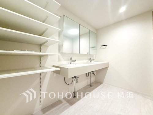 【Powder room】
脱衣スペースを含む空間はゆとりの広さを設け、また洗面化粧台にも収納スペースを設ける事により、散らかりやすい洗面スペースをスッキリ保てます。