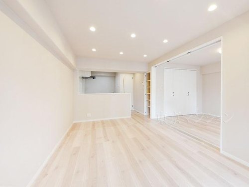 続き間としても使えるリビング。将来のライフスタイルに合わせて自在に広がる、上質な住まいの可能性を感じます。