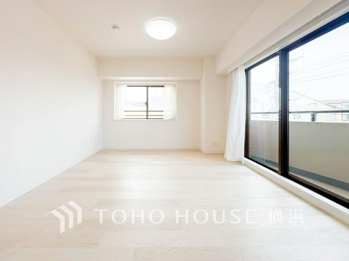 【Living room】
家族みんなが爽やかに健やかに過ごせるように、溢れる光をたっぷり取り込んだリビングダイニング。集いの場、憩いの場としての快適性を求めたやすらぎの空間です。