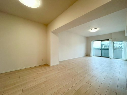 LDKが縦長に配置された間取りの為、『壁面が多く取れるので家具を配置しやすい』、『キッチンから部屋全体を見渡せる』といったメリットがあります。お子様の様子を確認しながら、キッチンで作業も可能です。