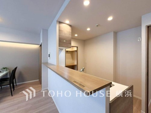 【Kitchen】
ご家族みんなで調理ができる位のスペースを実現したキッチン空間となっております。みんなで作った料理を召し上がりながらの会話は、どのような物になるのでしょうか。