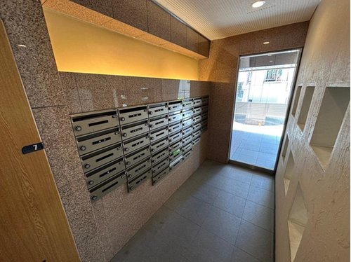 【ポスト】
マンションポストが整備されていると、郵便物や小さな荷物を安全に受け取れます。外出中でも確実に郵便を確認でき、整理整頓された共用空間としても便利です!