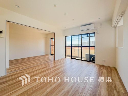 【Living room】
家族みんなが爽やかに健やかに過ごせるように、溢れる光をたっぷり取り込んだリビングダイニング。集いの場、憩いの場としての快適性を求めたやすらぎの空間です。