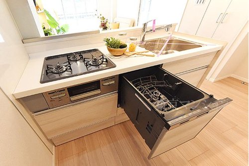 ナチュラルな雰囲気のシステムキッチン。浄水器や食器洗浄乾燥機、3口ガスコンロなど家事を快適&便利にしてくれる機能が搭載されています!
☆即日内覧可能☆
03-3789-7777