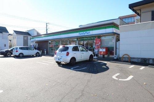 ファミリーマート 八王子千人町店まで164m 軽食や飲み物をはじめ、売店で扱うさまざまな商品を用意しているため急なご多用にも大変便利です。24H営業/ATM/お酒/たばこ/Famiポート/マルチコピー機/証明写真/駐車場/無料WiFi