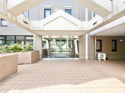 エントランスは、まさに顔となる場所。シンプルながらも格調高い雰囲気を漂わせて上質な空間。