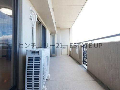 【バルコニー】
日当たりも良く洗濯物もよく乾きそうです。