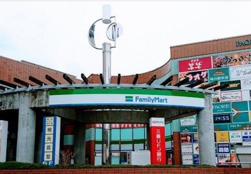 ファミリーマート パオレ南大沢店まで1409m 軽食や飲み物をはじめ、売店で扱うさまざまな商品を用意しているため急なご多用にも大変便利です。24H営業/ATM/お酒/たばこ/Famiポート/マルチコピー機/セルフレジ/無料WiFi