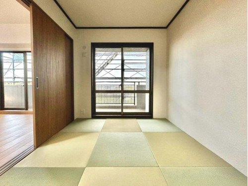 畳の柔らかな質感と落ち着いた空間が調和した和室は、心を穏やかに整える癒しの空間としてお使いいただけます。