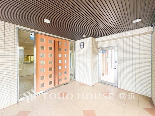 【Entrance】
足を踏み入れると静穏な時間が流れるエントランスホール。心やすらぐ憩いのスペース。ゆったりと寛ぎながら、思い思いの時間を過ごせる空間です。