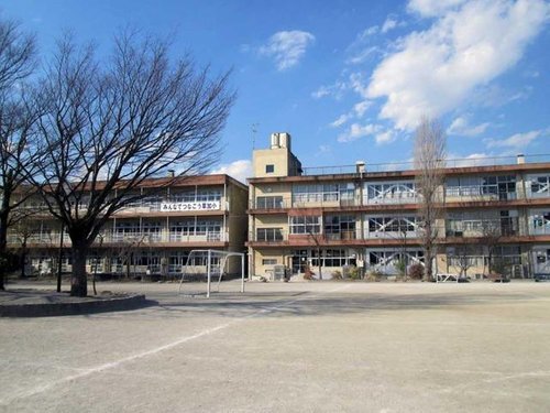 草加市立草加小学校まで880m