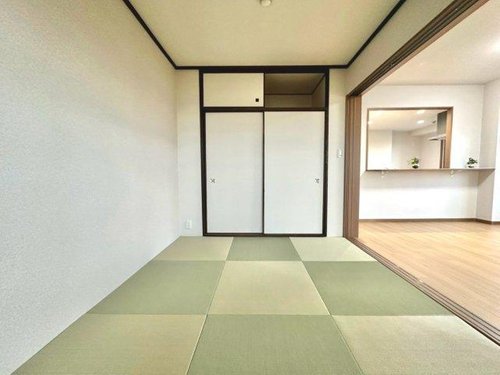 リビングと隣接することで一体感のある空間利用も可能。来客時やくつろぎの場として重宝する和室です。