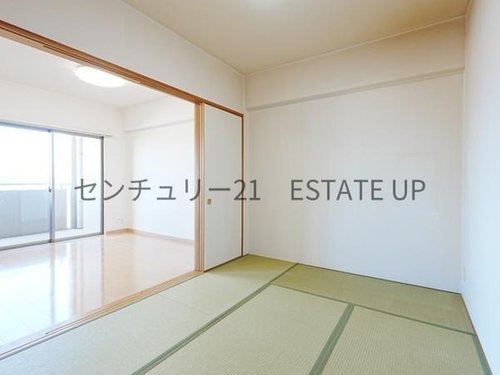 【和室】
来客室にも、思い切りお子様が遊べるキッズスペースにもお昼寝スペースにも多様に使用できます!