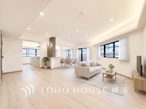 【Living room】
家族との何気ない日常を上質に。時を忘れるほど心地よく、ゲストも温かく迎え入れる快適なリビング。※生成AIによるイメージです。家具・小物は販売価格に含まれません。