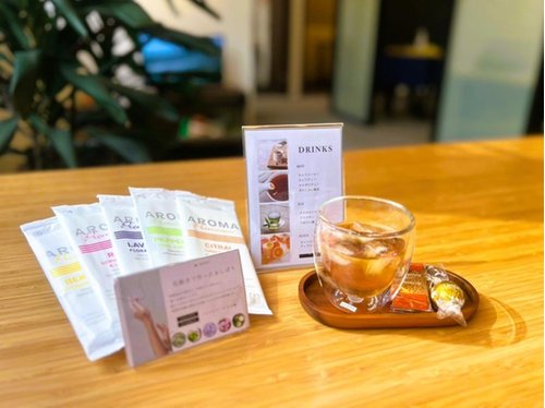 【おもてなし】
天然アロマの香り付きで厚手の紙おしぼり。飲み物は珈琲や紅茶、ジュースからお選びいただけます。少し特別なお菓子もご用意し、リラックスした空間でゆっくりと大切なご相談にお応えいたします。