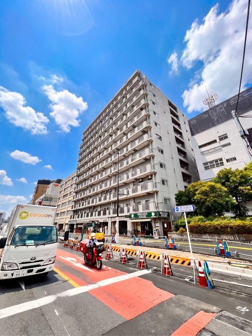 存在感ある外観が街並みに映えるレジデンス。駅や生活利便施設も身近に揃い、都心へのアクセスと落ち着いた住環境を両立。毎日の暮らしに安心と誇りをもたらします。
