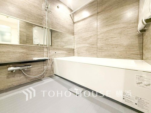 【Bathroom】
掃除のしやすさ・収納の便利さなど、おふろを使う人、お手入れする人、みんなにとっての「しあわせ性能」を追求したバスルームを採用いたしました。