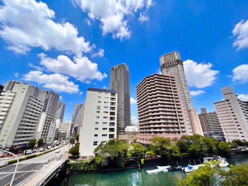 再開発エリアが広がる、開放的な眺望。空の広がりと街の景色が調和し、朝も夜も心を癒します。日常の中で、自然と都市の美しさを楽しめる贅沢なロケーション。