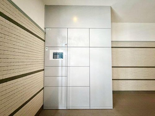 宅配BOX。お仕事やお出かけで荷物が受け取れない時も大変便利です。