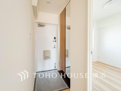 【Entrance】
お客様をお迎えする玄関は落ち着いた雰囲気。帰り着くたびに洗練されたテイストの空間に迎えられ誇りと喜びを感じる玄関まわりです。