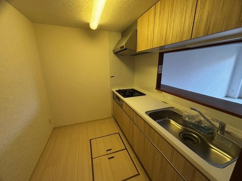キッチン交換済です。
三口ガスコンロがございます。