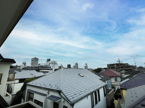 視界を遮るものがなく、開放感抜群の眺望です。上階ならではの抜けのよい眺め。目の前に青空が広がり、日当たり・風通しも良好です。