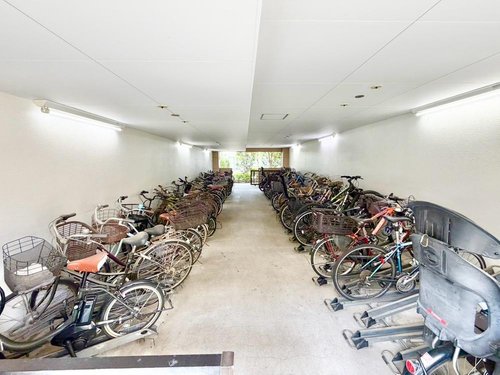 管理の行き届いた駐輪場は屋根付きで雨の日も安心です。