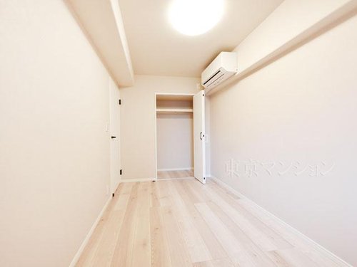 収納付きの居室は、子どもの成長に合わせて自由に使える上質な一部屋。将来の可能性をきっと静かに広げます。
ご内見希望・資料請求などお気軽にご連絡ください!
03-3789-7777