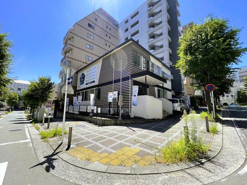 【スロープのある店舗】
バリアフリーへの取り組みとして、入口店舗にスロープを設置しております。車いすやベビーカーでのご来店も安心です。
