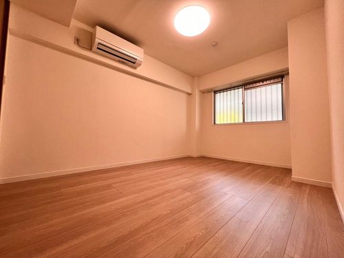 北側の居室にはエアコンが設置されており、引越し後に購入する必要はございません!