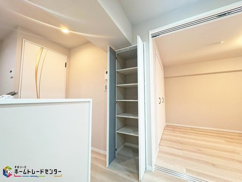 生活感を隠せて、物の出し入れもしやすいリビング収納付き♪