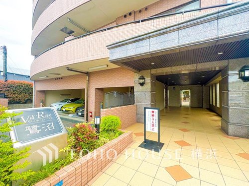 【Entrance】
エントランスは毎日の行き帰りで使う大事な空間です。明るい基調で華やかなデザインなので、毎日も気持ちよく、またご友人なども素敵に迎え入れられます。