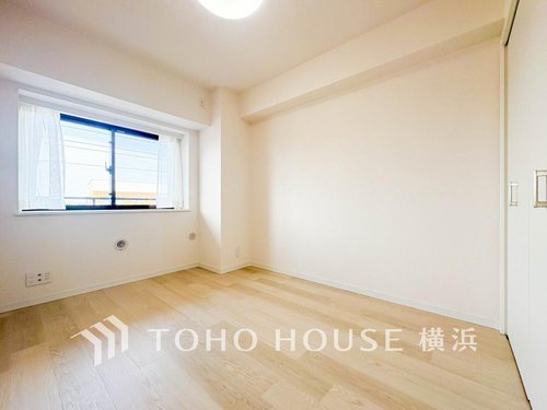 【Room】
大きな窓からは快適な光を取り入れ、通気性能を上げる事で居心地の良い空間を演出します。多くの時間を過ごす住まいだからこそ、いつも快適な場所であるように心掛けています。