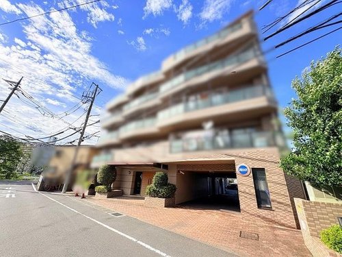 青空に向かって心地よく佇む、落ち着きと気品を感じさせる佇まいが印象的です。