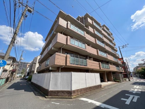 地上7階建て、バルコニーが2つあるマンションです。落ち着きのある外壁デザインと陽当たりの良さを是非現地体感してください!