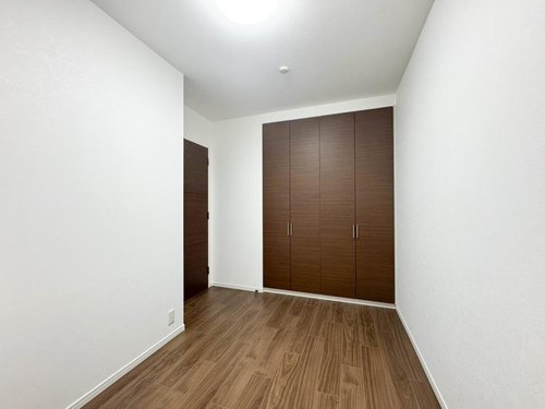 各部屋にクローゼットを設置していることはもちろん、クローゼットは天井までの大容量。いつでもスッキリとしたお部屋でお客様をお迎えできます。
