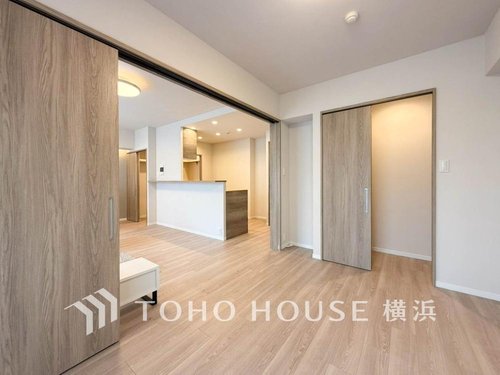 【Room】
大きな窓からたっぷりと陽光が注がれる明るい空間。家族の成長に対応できる永住仕様の間取り。時を忘れて過ごす場所として過ごせるお部屋。