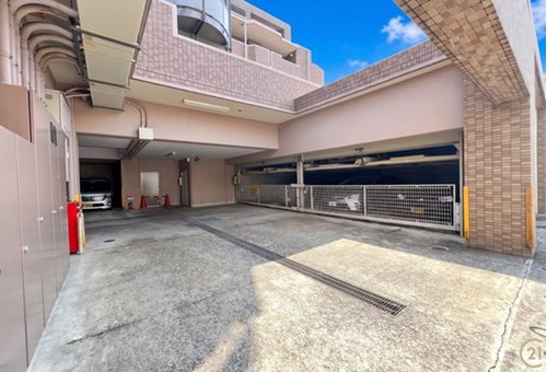 《駐車場》 ■敷地機械式駐車場は防犯格子付きで安心。屋根付きのため愛車を雨風から守れます。管理体制も整い、共用部の清掃も行き届いた清潔感ある空間です。