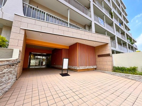 建物の顔となるエントランスだからこそのこだわり。洗練された佇まいが日常の喧騒を忘れさせてくれます。