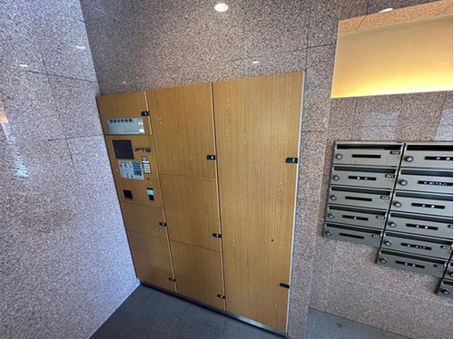 【宅配ボックス】
宅配ボックスがあると、不在時でも荷物を受け取れるため便利です♪再配達の手間がなく、時間に縛られずに荷物を受け取れる安心・快適な設備です◎