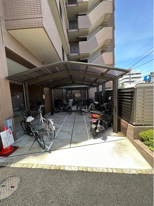【駐輪場】
駐輪場は、自転車の出し入れがスムーズで毎日の通勤や買い物に便利です。安全に駐輪でき、雨風や盗難からも守られるため安心です♪
