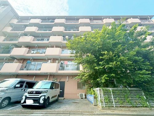 居室空間だけでなく、陽光浴びる外観がシンプルモダンな外観をより際立たせ、人々の記憶に存在感を植え付けます。