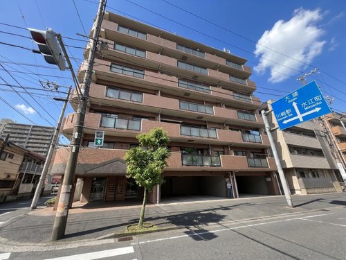 洗練されたデザインが街並みに際立つレジデンス。上質な暮らしを叶える住まいです。